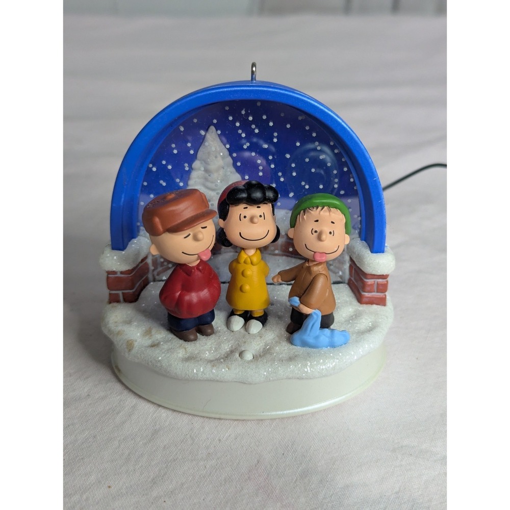 2011 Peanuts Christmas ornament Linus Charley Brown Lucy QXI2927 hallmark